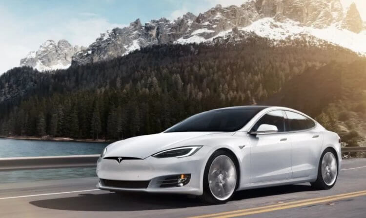 Спящий владелец Tesla. Если вы забыли, Tesla Model S выглядит так. Фото.