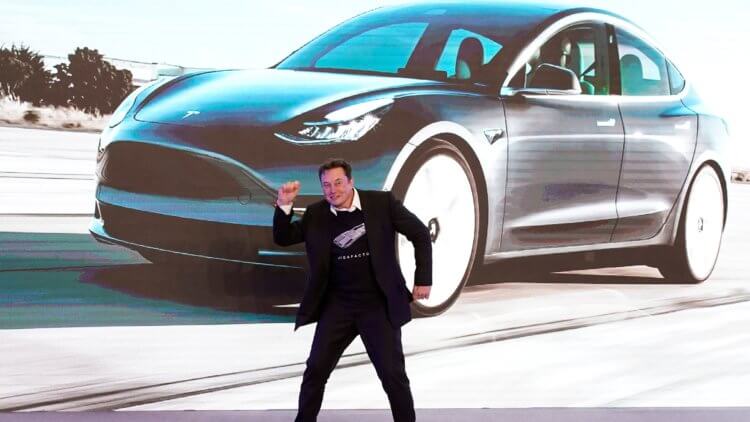 Tesla Model S в Книге рекордов Гиннеса. Генеральный директор Tesla Илон Маск с восторгом танцует на мероприятии, посвященном началу работы его фабрики в Шанхае в январе 2020. Фото: Reuters. Фото.