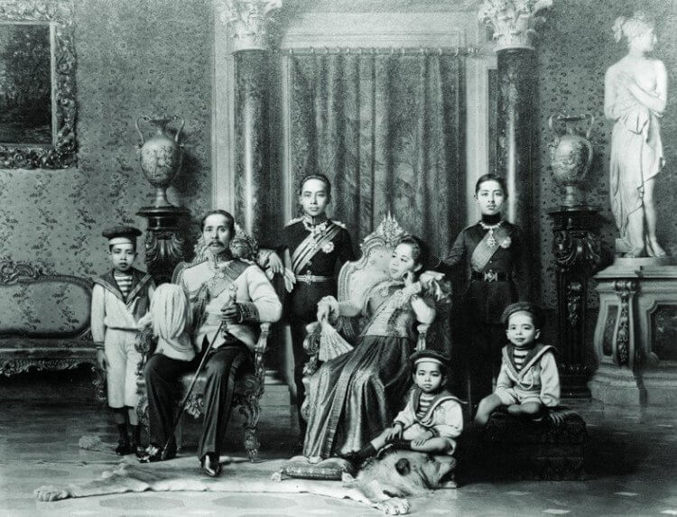 Королевские традиции. Сиамский король Рама V (на фото со своей женой (родная сестра) и детьми) не признавал никаких запретов. Фото.