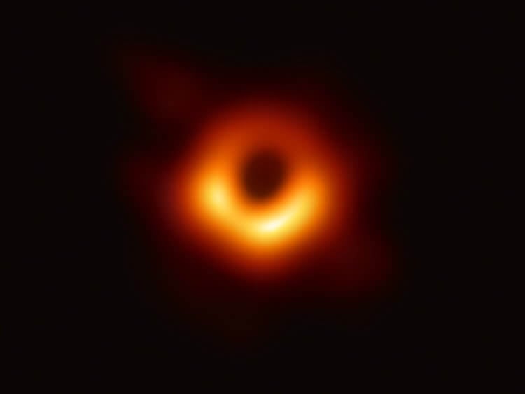 Как вращаются черные дыры? Тот самый знаменитый снимок черной дыры. Одна сторона на снимке ярче из-за ее вращения. Фото.