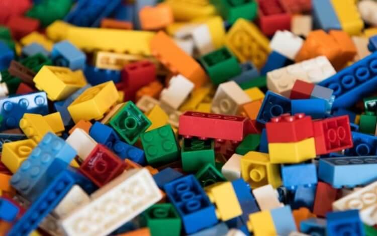 Конструктор LEGO. На самом деле, пластик для изготовления деталей LEGO действительно был опасным. Но со временем его заменили на безвредный аналог. Фото.