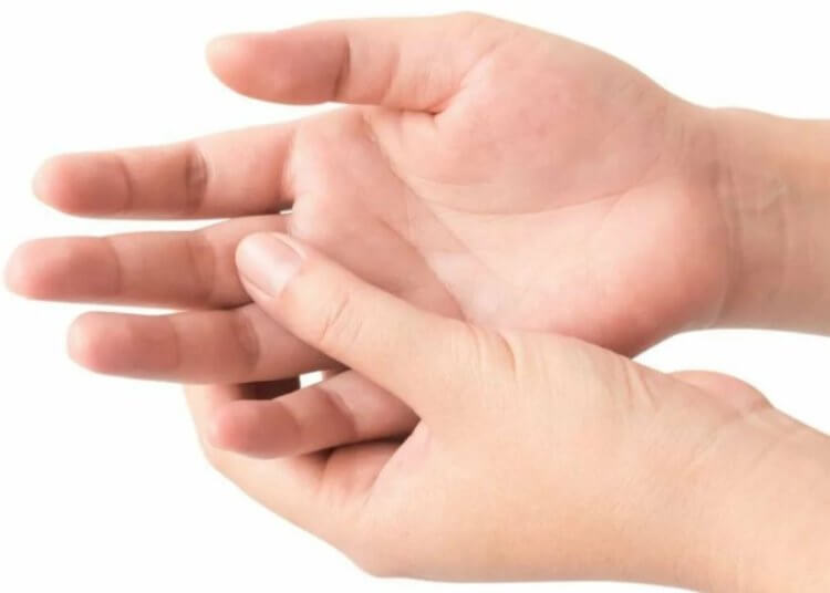 Эволюция человека. В будущем пальцы рук людей могут стать более ловкими. Фото.