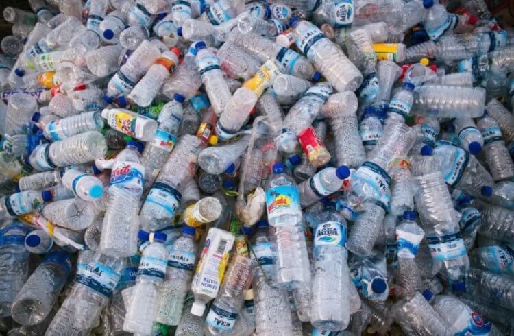 Производство мусора. Это — лишь капля в океане пластикового мусора. Фото.