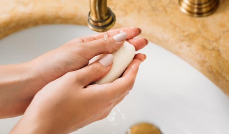 Могут ли бактерии жить на куске мыла? Безопасно ли пользоваться мылом из общественного туалета? Давайте разбираться. Фото.