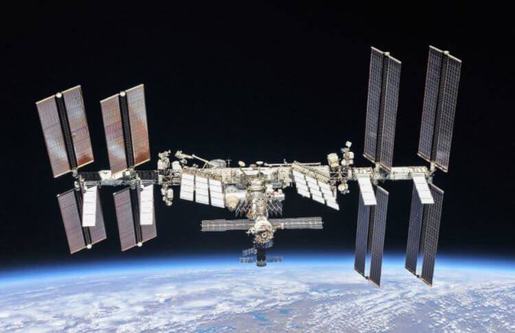 Столкновение с космическим мусором. Международная космическая станция всегда находится в опасности. Фото.