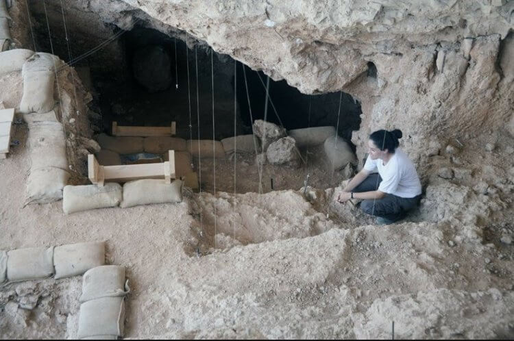 Каменные орудия древних людей. Раскопки в пещере Кесем. Фото.