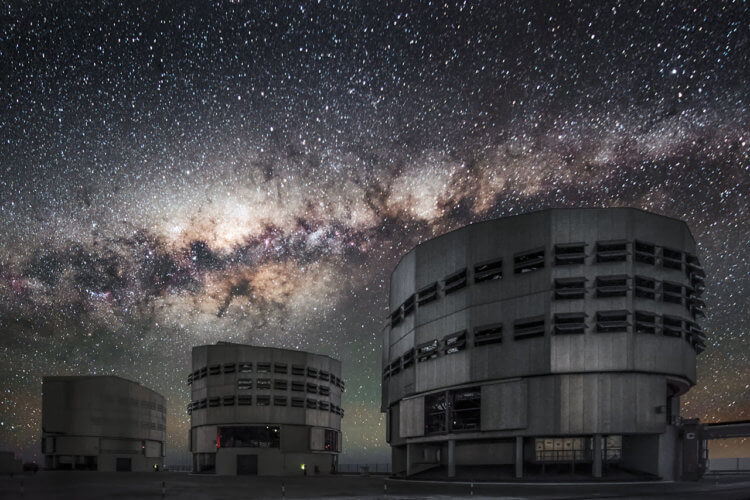Охота на экзопланеты. VLT это комплекс из четырёх отдельных 8,2-метровых и четырёх вспомогательных 1,8-м оптических телескопов, объединённых в единую систему. Фото.