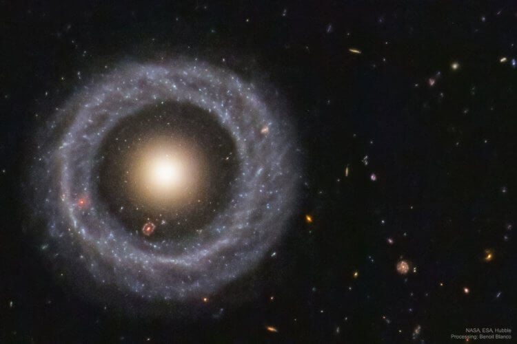 Самые странные галактики во Вселенной. На сегодняшний день известно всего несколько кольцевых галактик, подобных Объекту Хога, расположенной в созвездии Змеи на расстоянии 600 световых лет от ЗЕмли. Обнаружена в 1950 году американским астрономом Артуром Хогом. Фото.