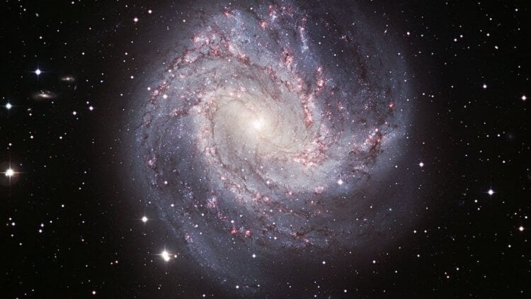 Галактика Южное колесо (М83). Галактика южное колесо находится на расстоянии приблизительно 15 миллионов световых лет от нас. Фото.