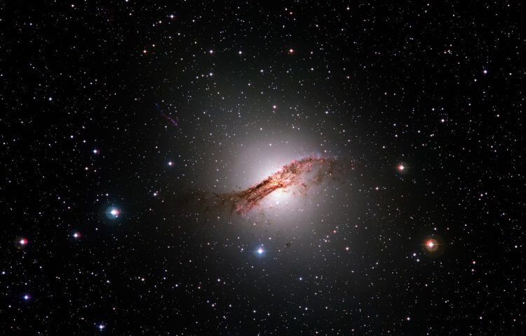 Галактика Центавр A (NGC 5128). Центавр А – одна из самых близких к нам галактик, расположена на расстоянии 12 млн световых лет. Фото.