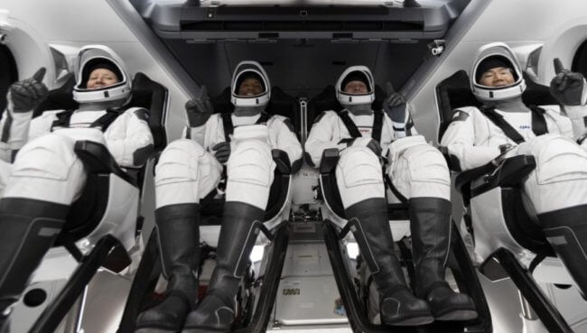 Батут работает: космический корабль Crew Dragon отправил на МКС сразу четырех людей. Фото.
