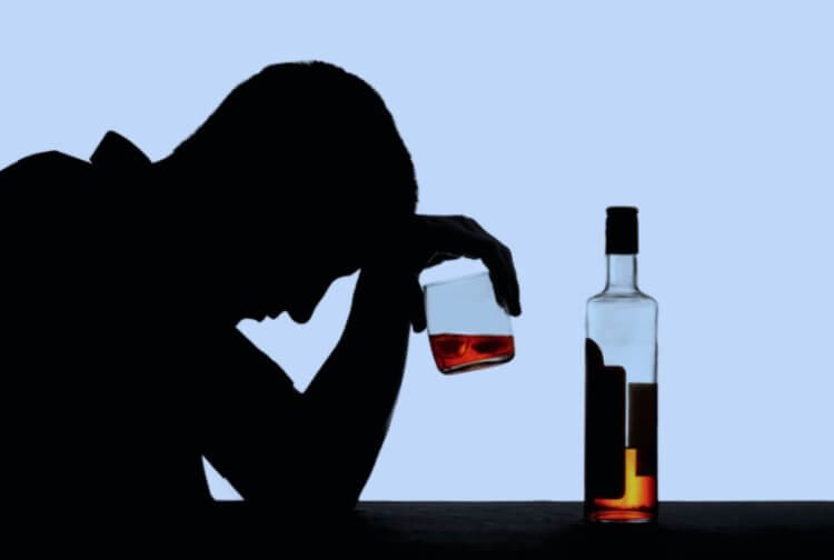 Профилактика депрессии. Вопреки результатам исследования, алкоголь может только усугубить депрессию. Фото.