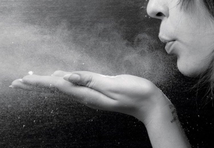 Какие опасные вещества есть в домашней пыли? Домашняя пыль может стать не только причиной аллергии, но и привести к бесплодию. Фото.