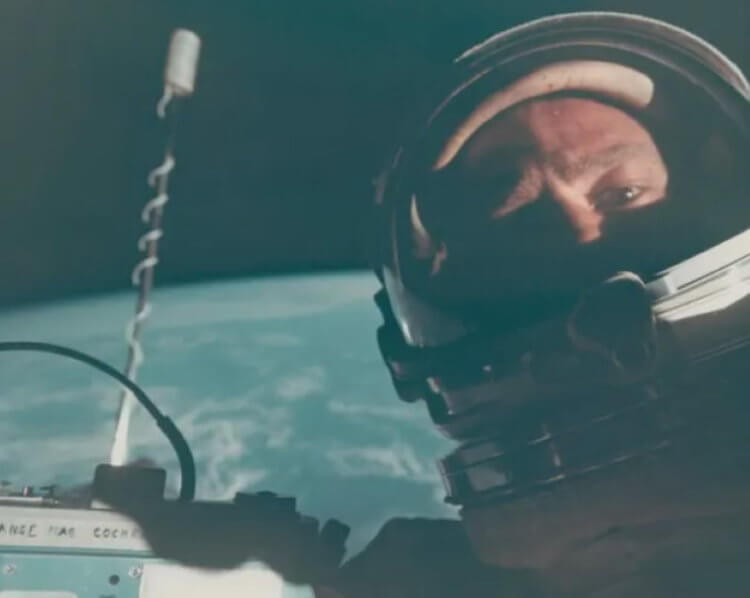 Кто сделал первое селфи в космосе и почему о нем снова заговорили? Первое селфи в космосе выглядит так. Может, вы уже узнали лицо астронавта? Фото.