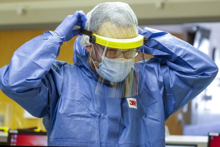 Нужно ли носить очки, чтобы не заразиться коронавирусом. Такие приборы используют медики, чтобы не заразиться коронавирусом. Но они работают в эпицентре пандемии. Фото.