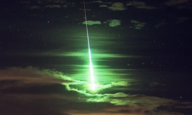 Почему метеориты окрашиваются в зеленый цвет? Фото.