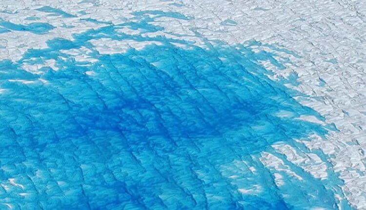 Что скрывается подо льдом? Талая вода на поверхности Гренландии. Фото.