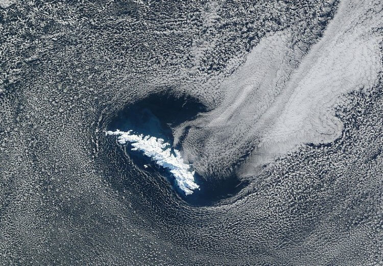 Опасность айсберга А-68. Вид на Южную Георгию из космоса. Фото.