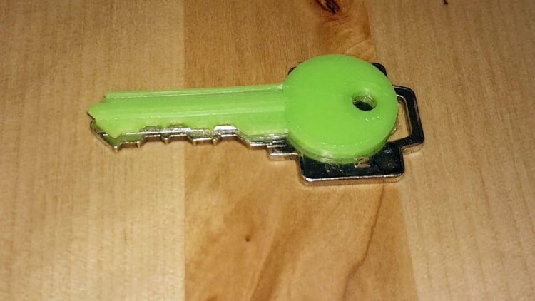 Можно ли напечатать ключ на 3D-принтере? Обычный ключ и его копия, напечатанная на 3D-принтере. Фото.