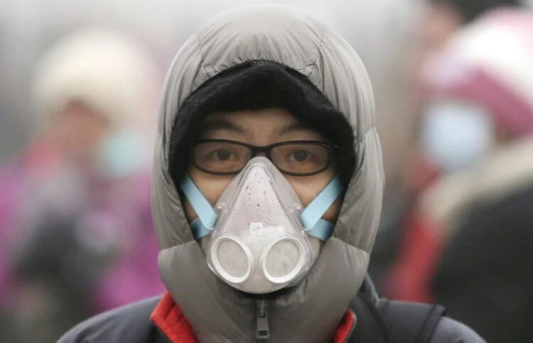 Наглядный пример: почему маски с клапанами не защищают от вирусов? Существует несколько видов масок для лица и маски с клапанами — наименее безопасные. Фото.