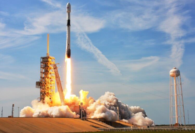 Как отправят груз на Луну? Запуск ракеты-носителя Falcon-9. Фото.