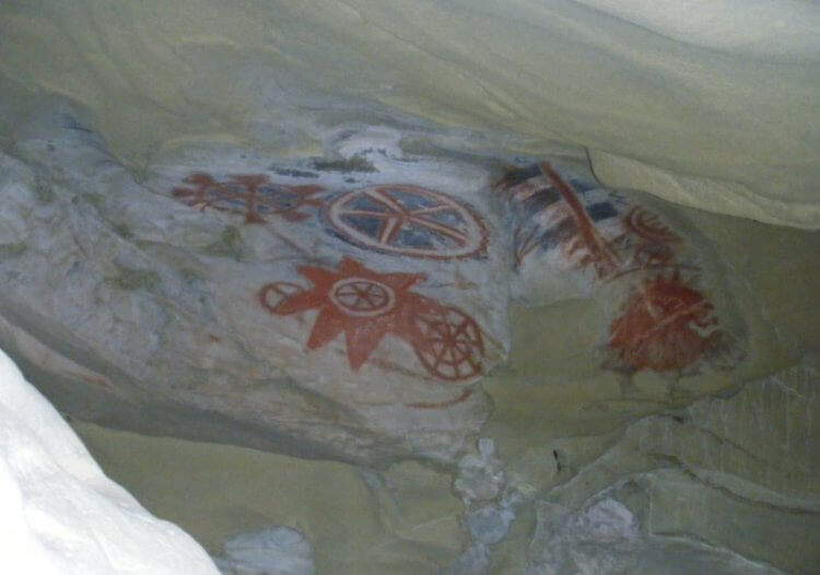 Рисунки древних людей. Потолок другой пещеры чумашей. Фото.