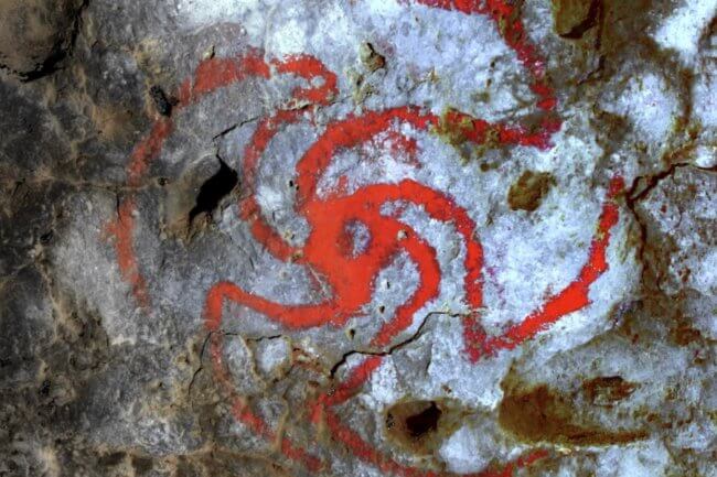 Зачем древние люди рисовали на стенах абстрактные рисунки? Фото.