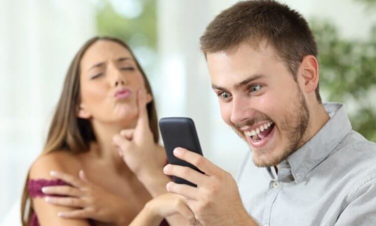 Почему люди часто отвлекаются на смартфоны? - Hi-News.ru