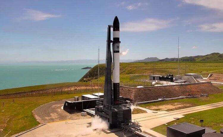 Rocket Lab вернула первую ступень ракеты Electron на Землю. Ракета-носитель Electron перед сегодняшним запуском. Фото.