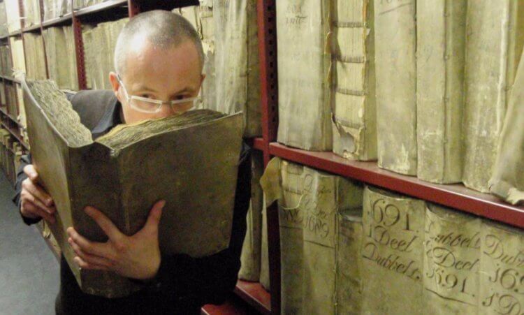 Как вернуть запахи? Один из участников проекта Матия Стрлиц (Matija Strlic) вдыхает запах древней книги. Фото.