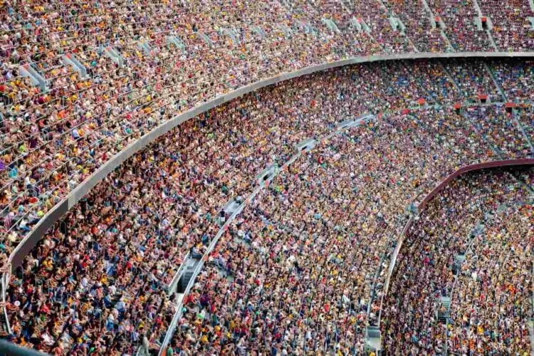 Почему в мире столько людей? Сегодня количество людей на планете составляет практически 8 миллиардов. Фото.