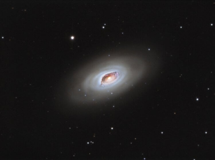 Галактика черный глаз (М64). М64 расположена в 17 миллионах световых лет от Земли в созвездии Волосы Вероники. Фото.