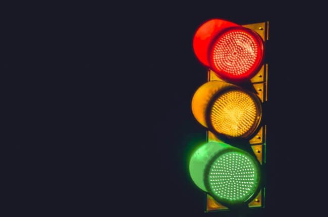 Почему цвета светофора красный, желтый и зеленый? Фото.