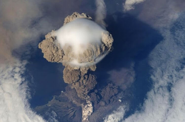 Что известно о вулканах? Извержение вулкана из космоса выглядит примерно так. Фото.