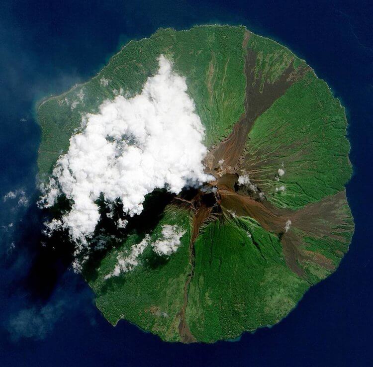 Извержение вулкана Манам. Остров-вулкан Манам. Фото.