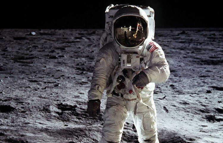 Научная работа на Луне. Некоторые люди уверены, что человечество еще никогда не было на Луне. А это фото считается фальшивкой. Фото.