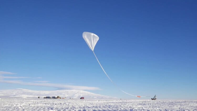 Где доказательства? Гигантский воздушный шар, который нес на себе набор антенн ANITA над Антарктидой. Фото.