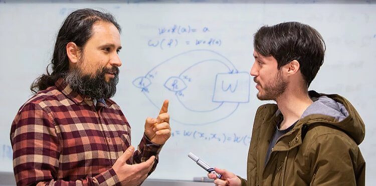 Вселенная – повелитель времени. Доктор Фабио Коста (слева) и Жермен Тобар (справа) обсуждают выводы своей совместной работы. Фото: Big Think. Фото.