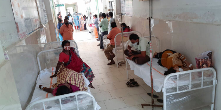 Новая болезнь в Индии. Более 500 человек были госпитализированы из-за неизвестной болезни в городе Элуру, который славится изделиями ручной работы. Фото.