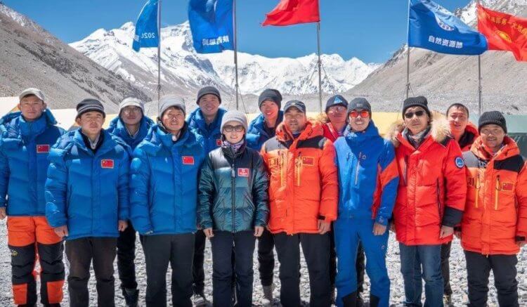 Новая высота Эвереста. Китайские ученые, которые поднялись на вершину Эвереста в мае. Фото.