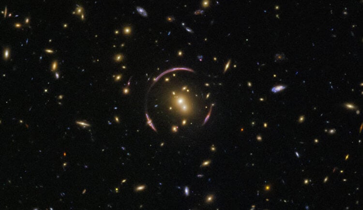 Что такое «кольца Эйнштейна»? Снимок объекта под названием SDSS J0146-0929 был сделан в апреле 2018 года. Фото.