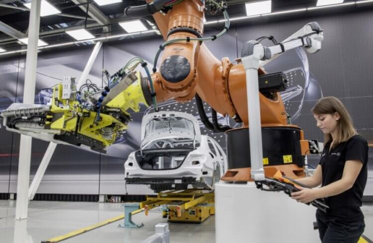 Рабочие люди. Робот на заводе Mercedes Benz. Фото.