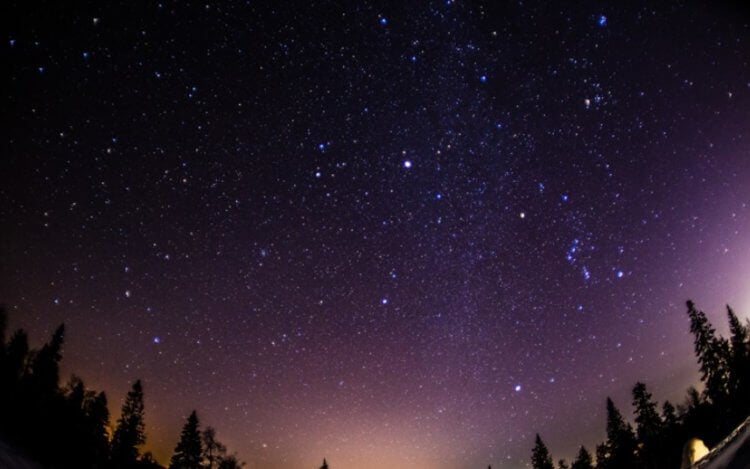Звездное скопление Плеяды. Звезды Плеяды расположены справа сверху. Фото.