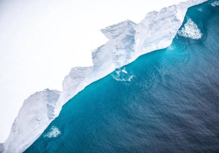 Самый большой в мире айсберг начал разрушаться. Айсберг А68а, фото от 4 декабря 2020 года. Фото.