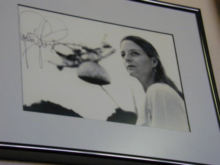 История одной обсерватории. Фото с автографом американской актрисы Джоди Фостер на фоне обсерватории Аресибо. Фостер – исполнительница главной роли в фильме «Контакт». Фото.