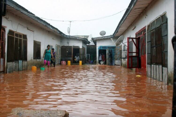 Кения. Серьёзный ущерб наводнения нанесли объектам инфраструктуры, жилым и административным зданиями. Фото.
