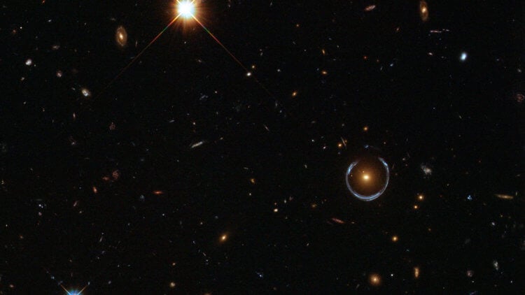 «Расплавленное кольцо» искривляет пространство и время. Кольцо Эйнтшейна вблизли Красной галактики LRG 3-757 в объективе космического телескопа Hubble. Фото.