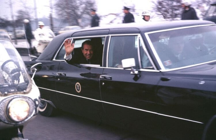 Кто и зачем изобрел лимузины? Президент США Ричард Никсон (Richard Nixon) в своем лимузине. Фото.
