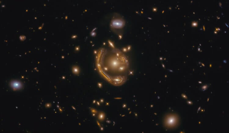 Hubble сфотографировал самое большое из известных «колец Эйнштейна». Кольцо Эйнштенйа в объективе космического телескопа Hublle. Фото.
