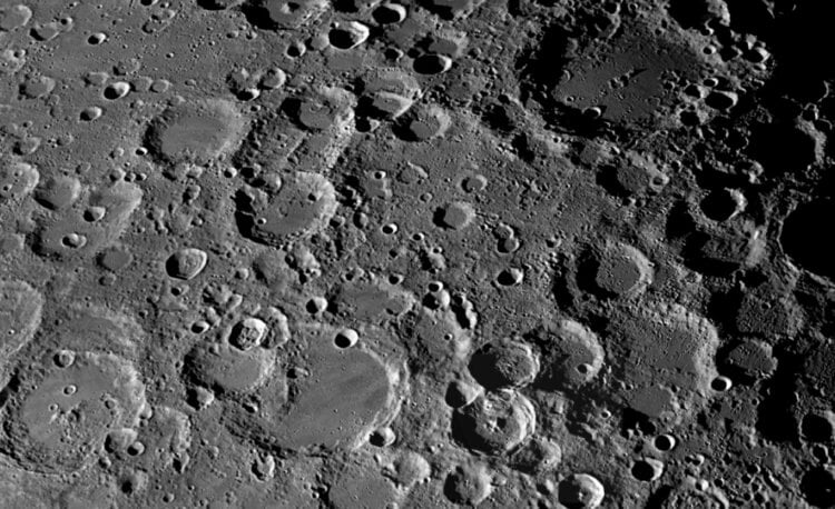 Кратеры на Луне. Смогли бы вы вручную подсчитать количество таких углублений на Луне площадью 58 миллионам квадратных километров? Вряд ли. Фото.